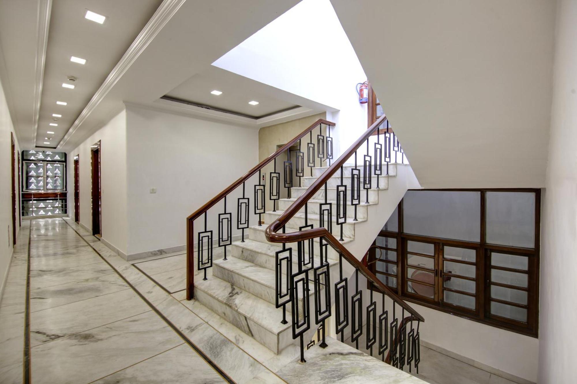 Rahul Palace By Golden Tree Near Metro Station And Ajmal Khan Market New Delhi Exterior photo