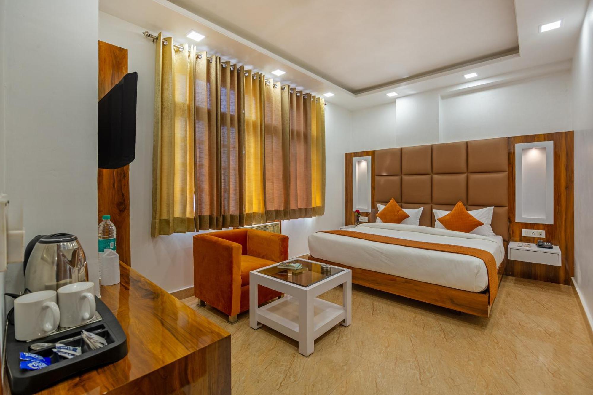 Rahul Palace By Golden Tree Near Metro Station And Ajmal Khan Market New Delhi Exterior photo