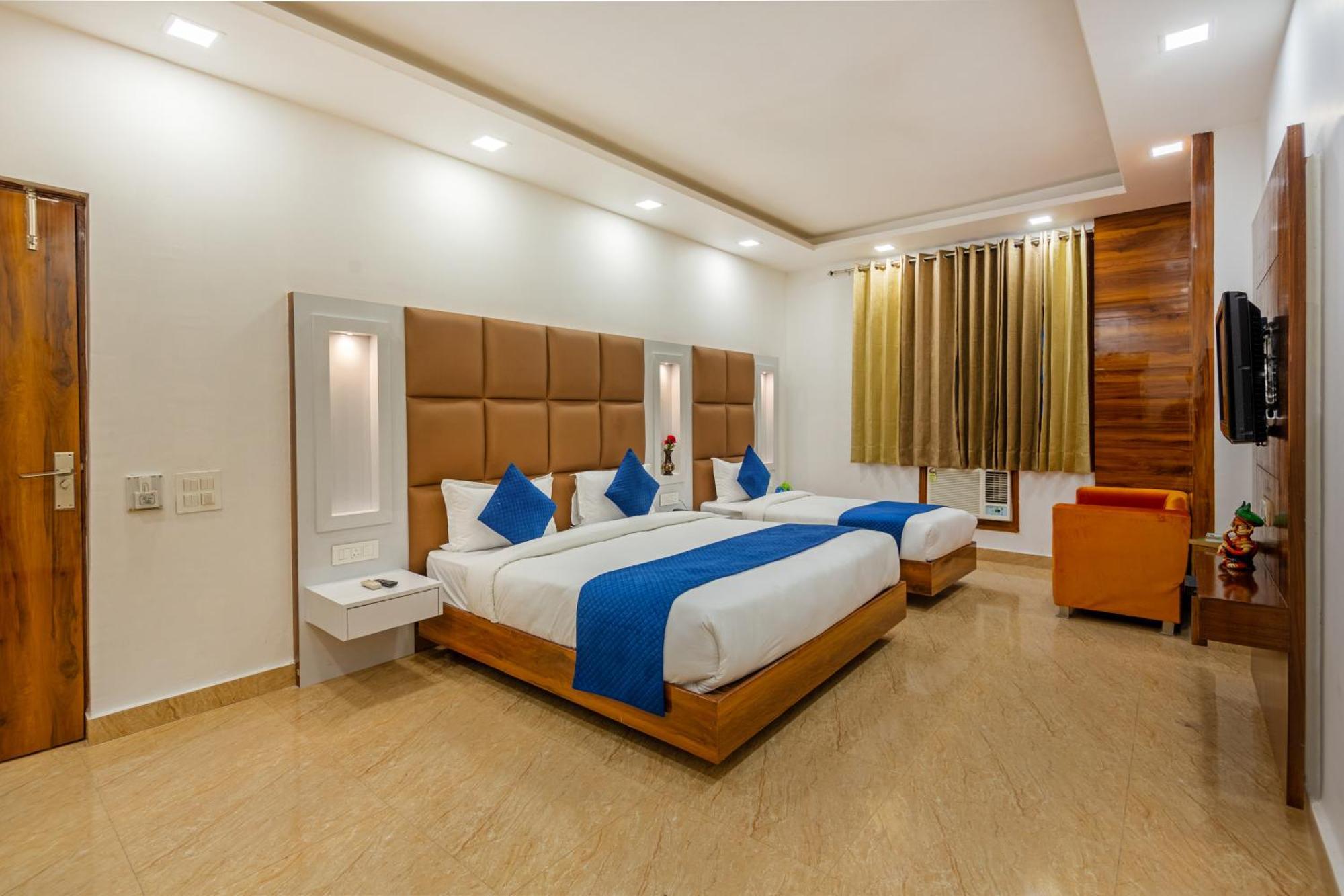 Rahul Palace By Golden Tree Near Metro Station And Ajmal Khan Market New Delhi Exterior photo