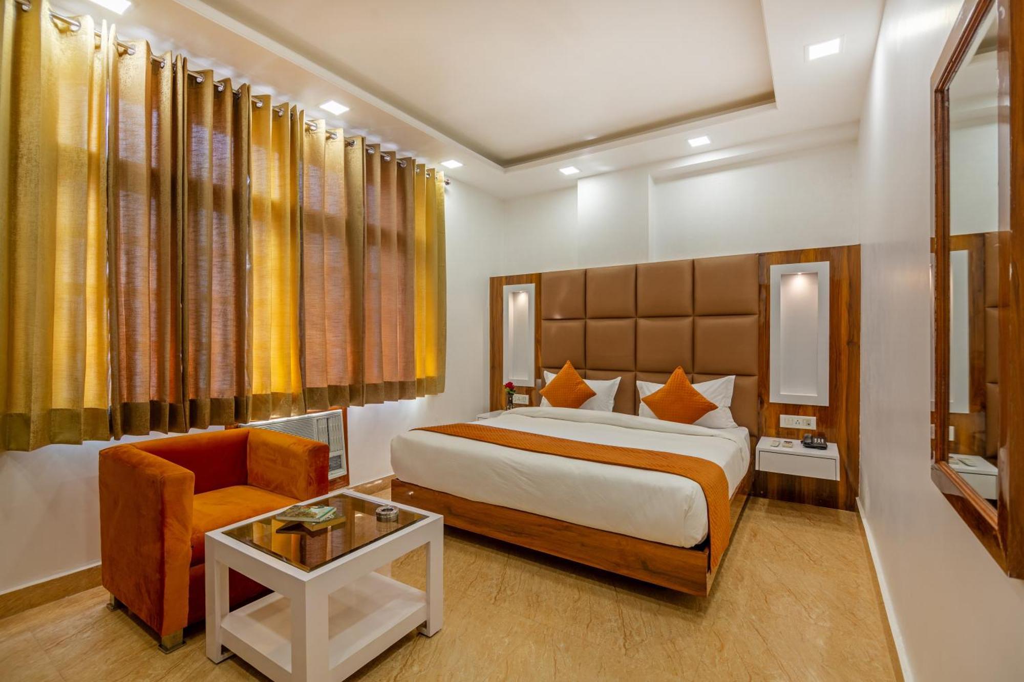 Rahul Palace By Golden Tree Near Metro Station And Ajmal Khan Market New Delhi Exterior photo