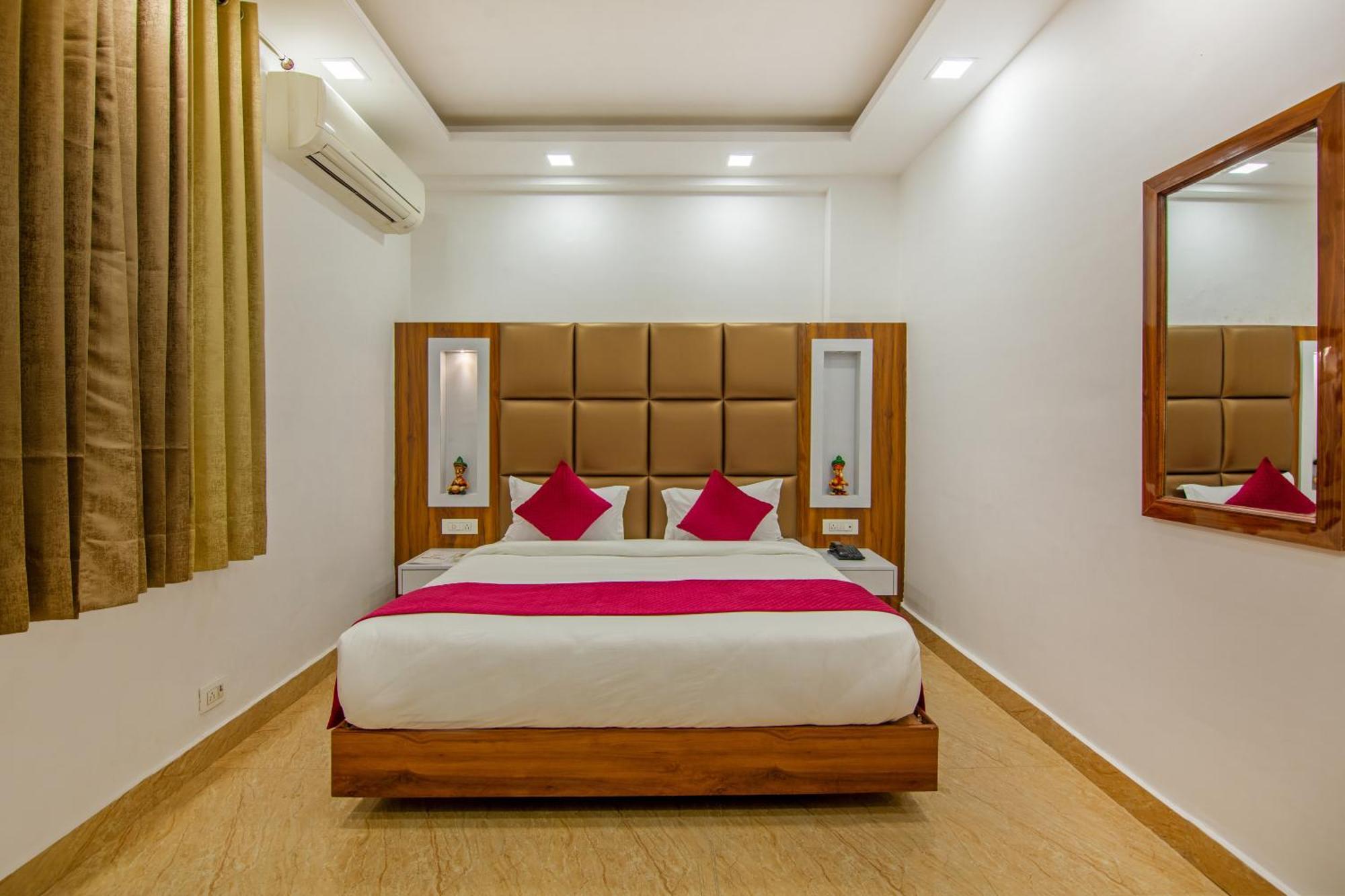 Rahul Palace By Golden Tree Near Metro Station And Ajmal Khan Market New Delhi Exterior photo