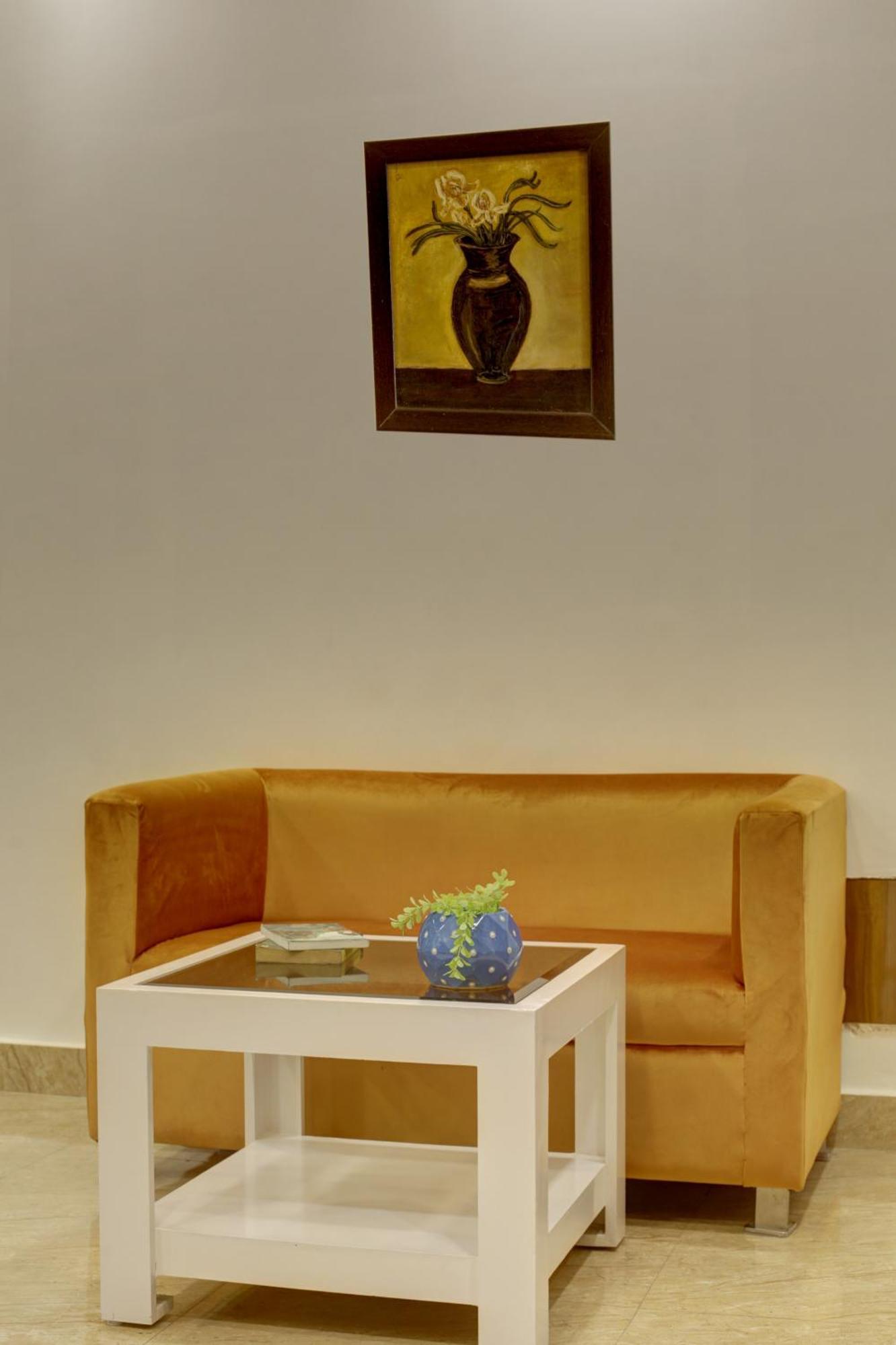 Rahul Palace By Golden Tree Near Metro Station And Ajmal Khan Market New Delhi Exterior photo