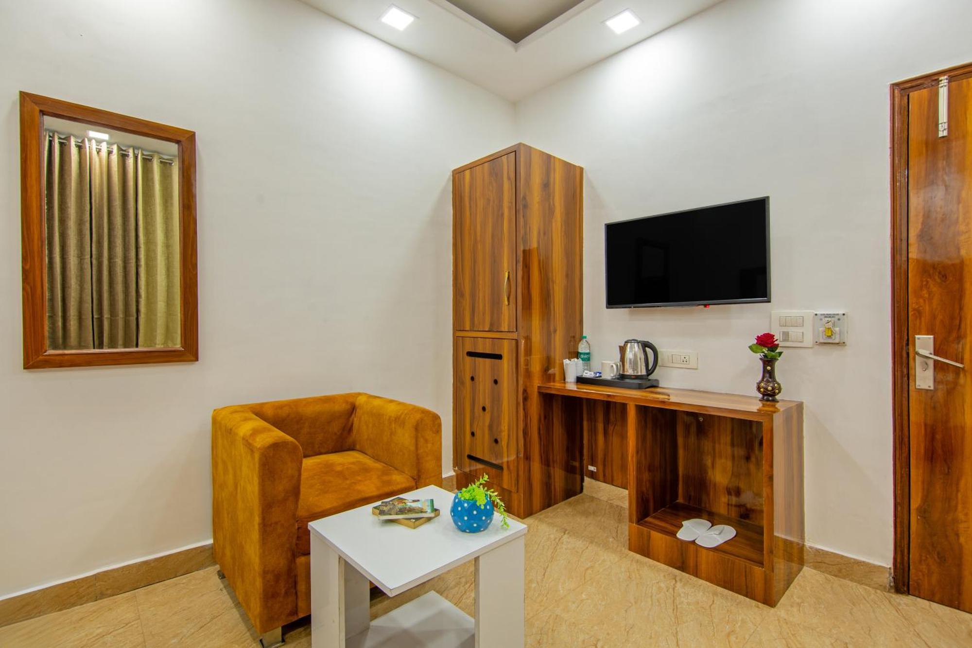 Rahul Palace By Golden Tree Near Metro Station And Ajmal Khan Market New Delhi Exterior photo