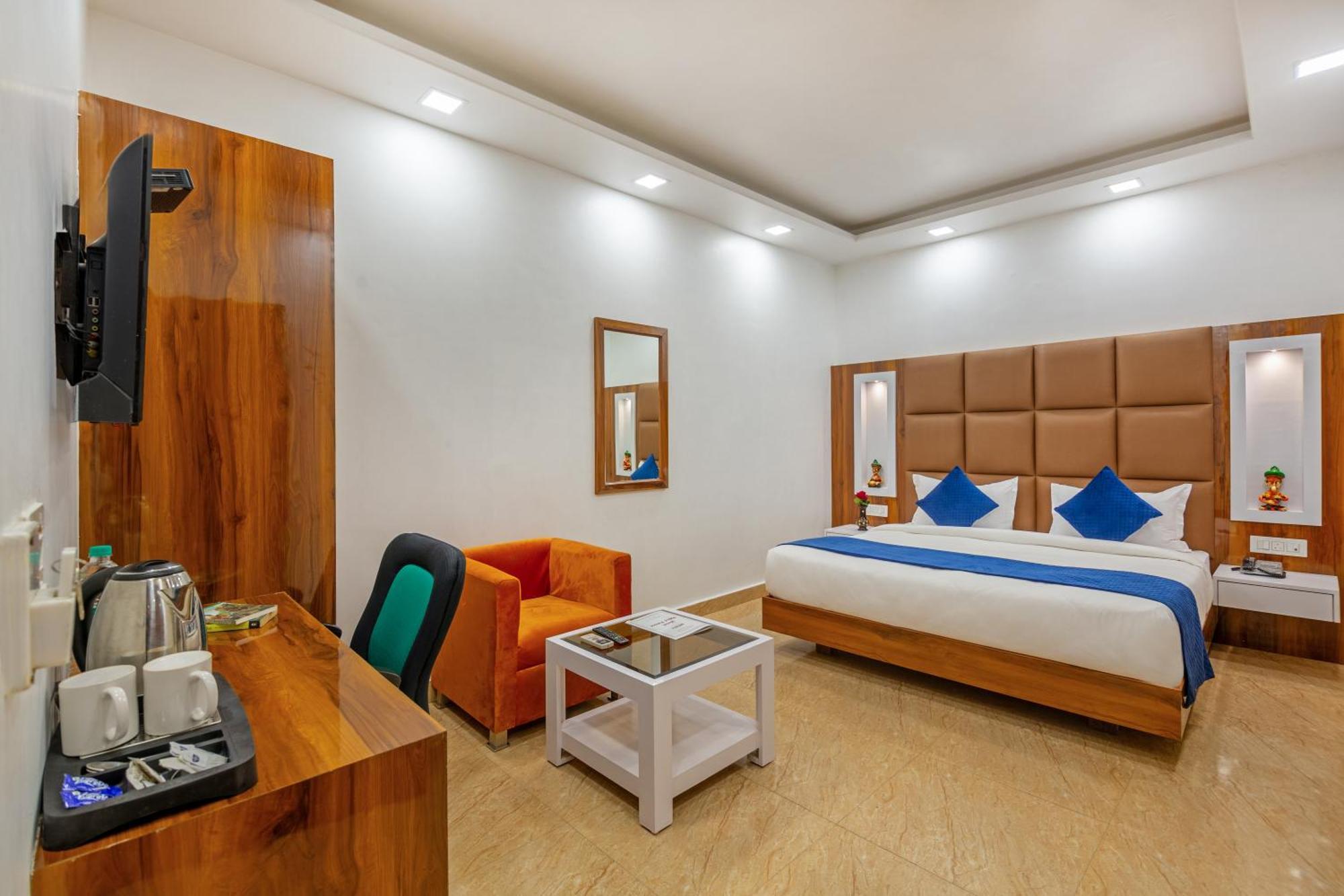 Rahul Palace By Golden Tree Near Metro Station And Ajmal Khan Market New Delhi Exterior photo