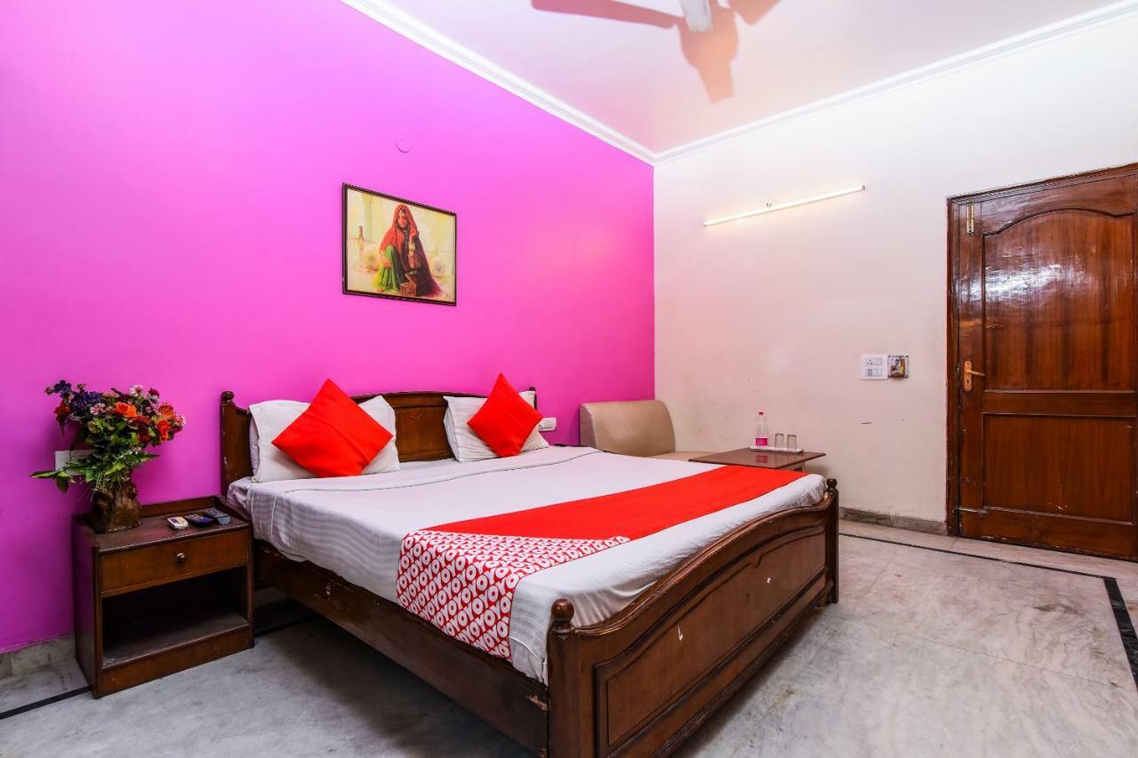 Rahul Palace By Golden Tree Near Metro Station And Ajmal Khan Market New Delhi Exterior photo