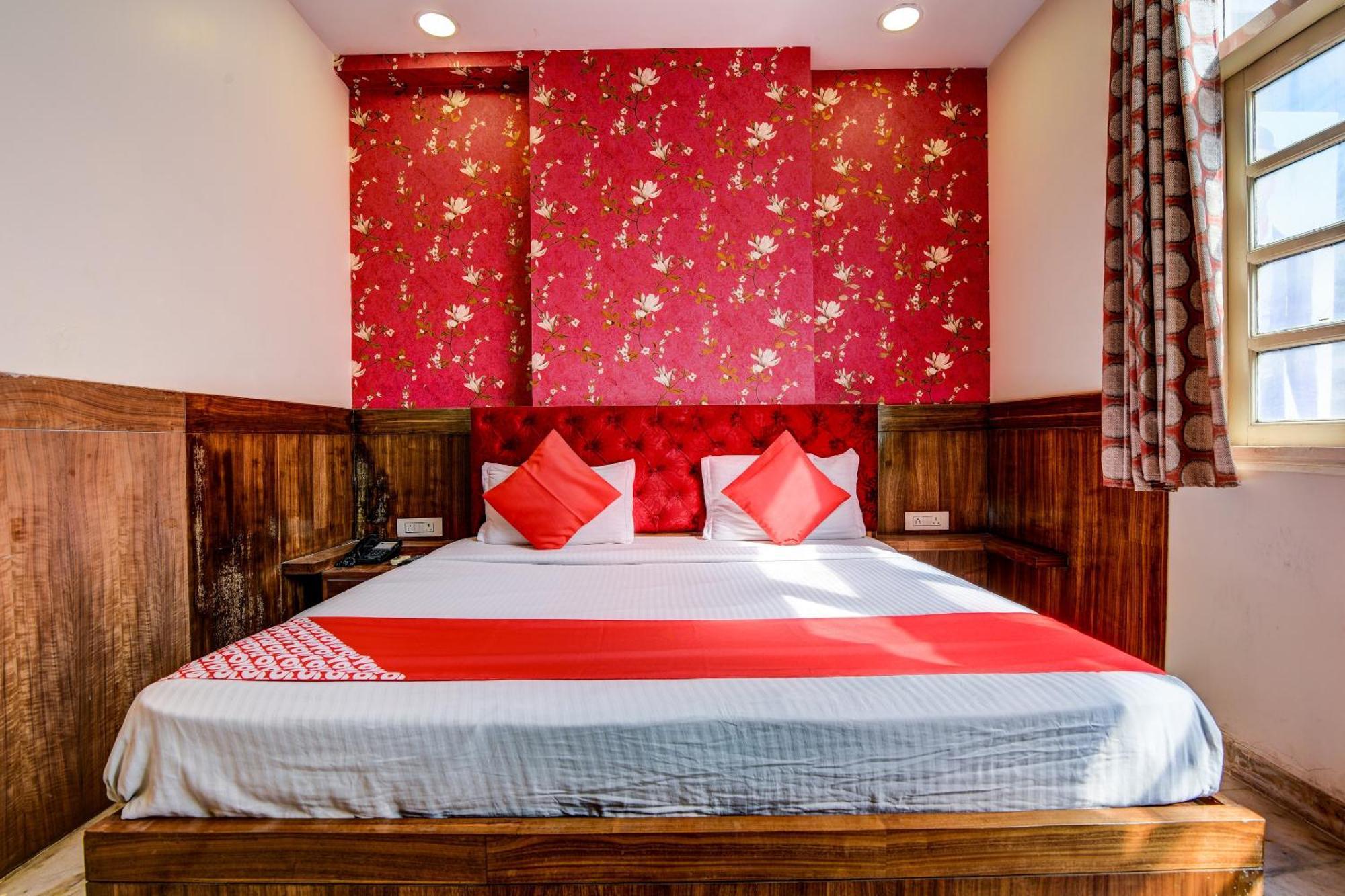 Rahul Palace By Golden Tree Near Metro Station And Ajmal Khan Market New Delhi Exterior photo