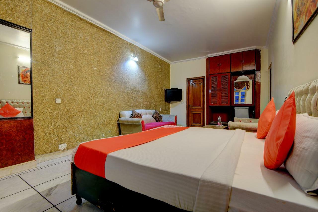 Rahul Palace By Golden Tree Near Metro Station And Ajmal Khan Market New Delhi Exterior photo